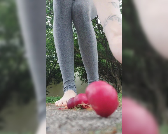 SweetPrincessCandy aka sweetprincesscandy OnlyFans - Pov Im your girlfriend and Im trying to help you eat healthier XD Crushing fruits was