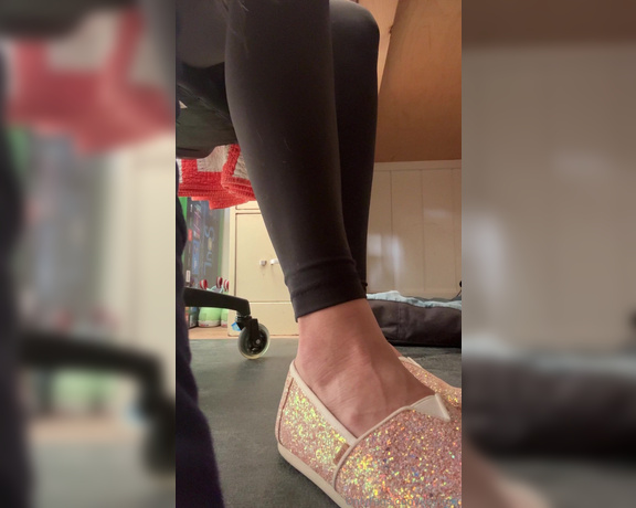 Keeley Kennedy aka keeleyk OnlyFans - My feet get so sweaty at work I have to take my shoes off and let