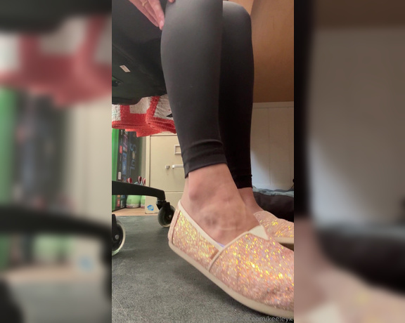 Keeley Kennedy aka keeleyk OnlyFans - My feet get so sweaty at work I have to take my shoes off and let