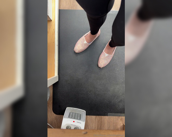 Keeley Kennedy aka keeleyk OnlyFans - My feet get so sweaty at work I have to take my shoes off and let