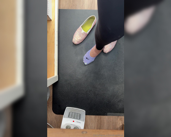 Keeley Kennedy aka keeleyk OnlyFans - My feet get so sweaty at work I have to take my shoes off and let