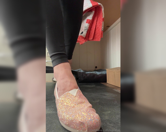 Keeley Kennedy aka keeleyk OnlyFans - My feet get so sweaty at work I have to take my shoes off and let