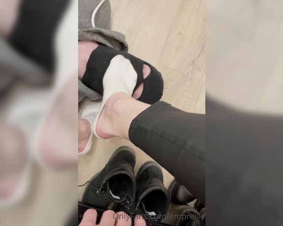 Empress Ellie aka emprellie OnlyFans - Here it is! Right after waitressing in the very same sweaty socks and shoes I come