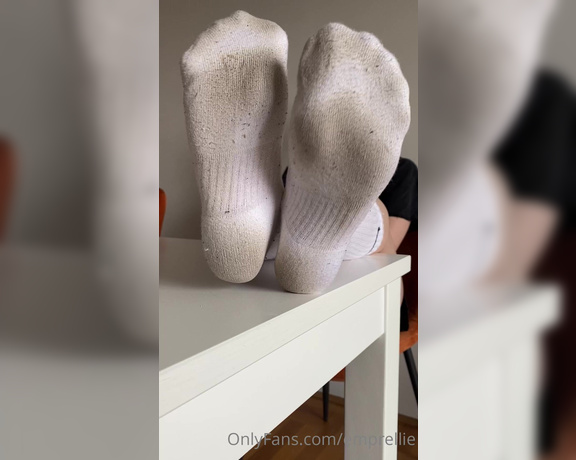 Empress Ellie aka emprellie OnlyFans - Sweaty crew socks in summer heat Are hypnotised already Just imagine what the smell