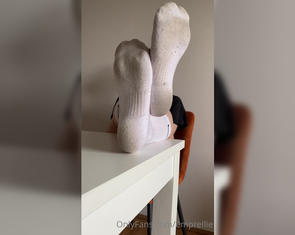 Empress Ellie aka emprellie OnlyFans - Sweaty crew socks in summer heat Are hypnotised already Just imagine what the smell