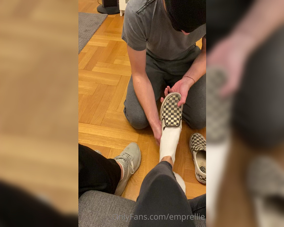 Empress Ellie aka emprellie OnlyFans - Here’s a clip from the 5min shoe kissing, foot rubbing and socks worship video with Goddess