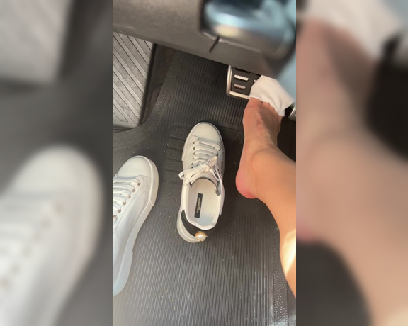 Enna_88 aka enna_88 OnlyFans - Tirando o tnis e pedal pumping Taking off the sneakers and pedal pumping