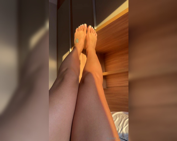 Enna_88 aka enna_88 OnlyFans - I wish you were here to see the softness of my soles up close Eu gostaria