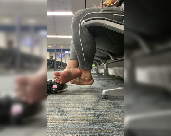 Iwantnique aka iwantnique OnlyFans - Public shoe removal  Detroit airport While waiting for my flight I decided to let