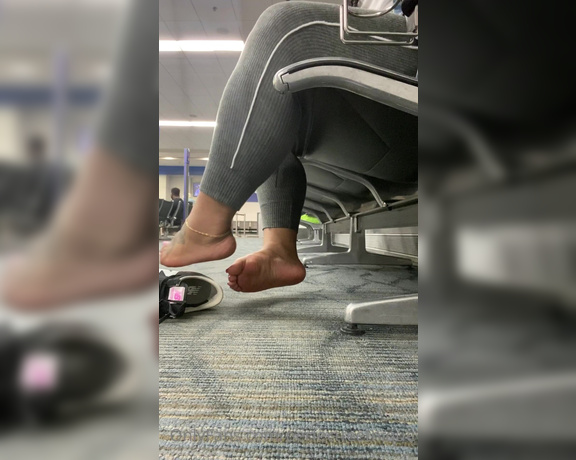 Iwantnique aka iwantnique OnlyFans - Public shoe removal  Detroit airport While waiting for my flight I decided to let