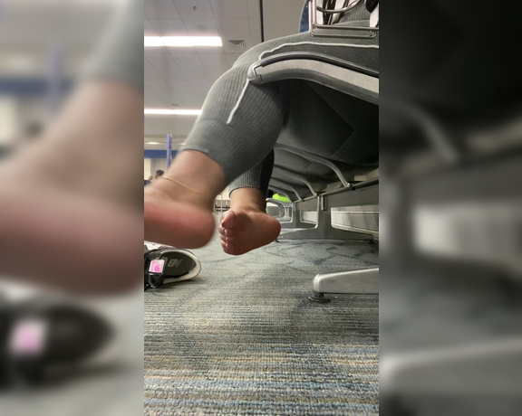 Iwantnique aka iwantnique OnlyFans - Public shoe removal  Detroit airport While waiting for my flight I decided to let