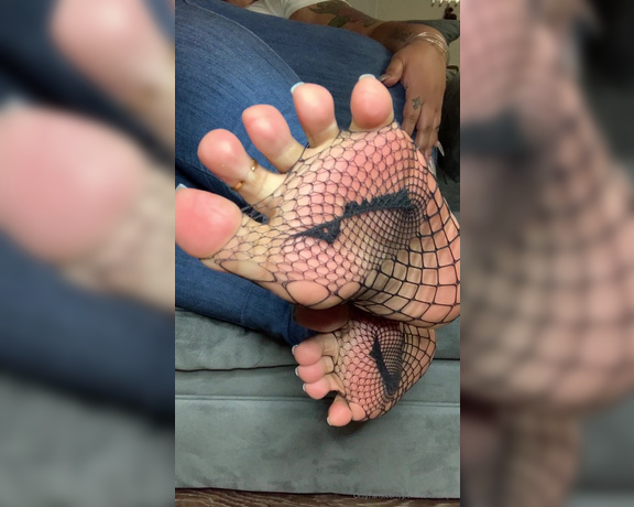 Iwantnique aka iwantnique OnlyFans - Are you a fan of toe spreads They look so good especially through fishnets