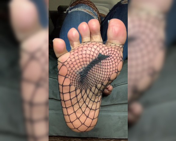 Iwantnique aka iwantnique OnlyFans - Are you a fan of toe spreads They look so good especially through fishnets