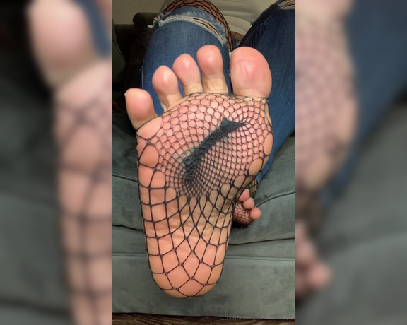 Iwantnique aka iwantnique OnlyFans - Are you a fan of toe spreads They look so good especially through fishnets