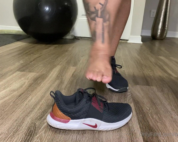 Iwantnique aka iwantnique OnlyFans - I just finished working out and my feet are dirty & they stink! Do you want