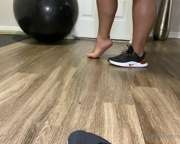 Iwantnique aka iwantnique OnlyFans - I just finished working out and my feet are dirty & they stink! Do you want