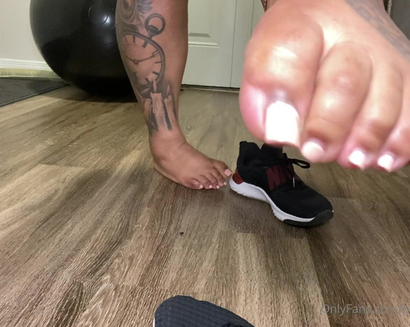 Iwantnique aka iwantnique OnlyFans - I just finished working out and my feet are dirty & they stink! Do you want