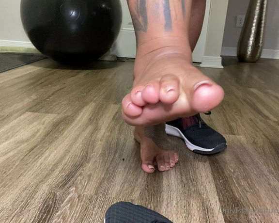 Iwantnique aka iwantnique OnlyFans - I just finished working out and my feet are dirty & they stink! Do you want