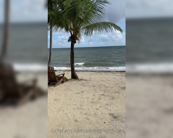 Iwantnique aka iwantnique OnlyFans - Come enjoy Belize with me Walk next to me while our feet sink in the sand