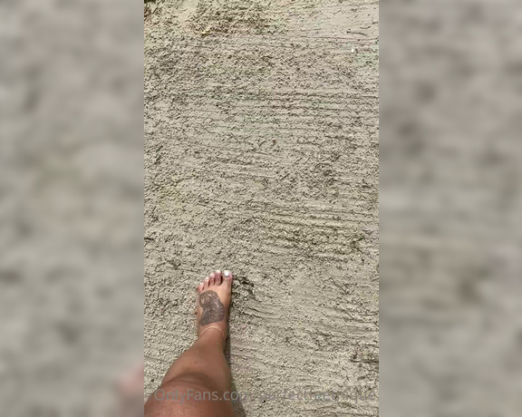 Iwantnique aka iwantnique OnlyFans - Come enjoy Belize with me Walk next to me while our feet sink in the sand