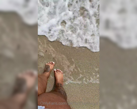 Iwantnique aka iwantnique OnlyFans - Come enjoy Belize with me Walk next to me while our feet sink in the sand