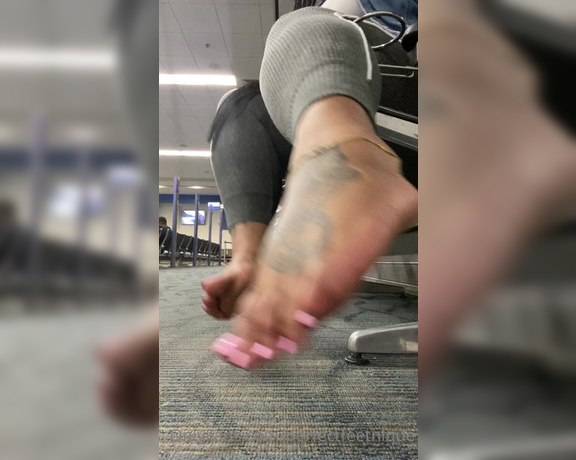 Iwantnique aka iwantnique OnlyFans - A quick little airport foot tease what would you do if you walked by and see