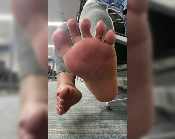 Iwantnique aka iwantnique OnlyFans - A quick little airport foot tease what would you do if you walked by and see