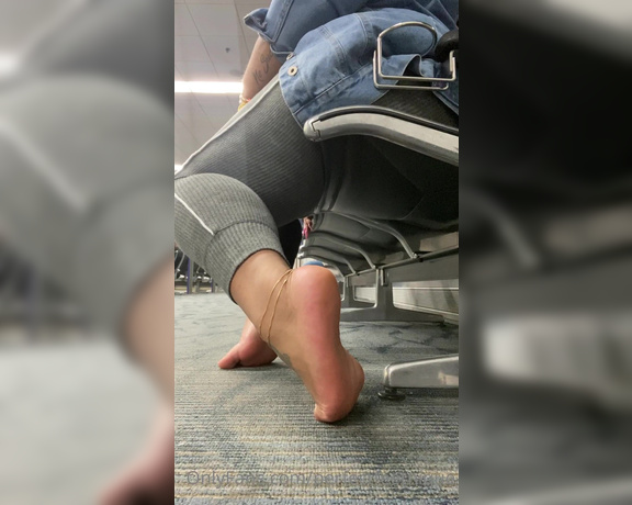 Iwantnique aka iwantnique OnlyFans - A quick little airport foot tease what would you do if you walked by and see