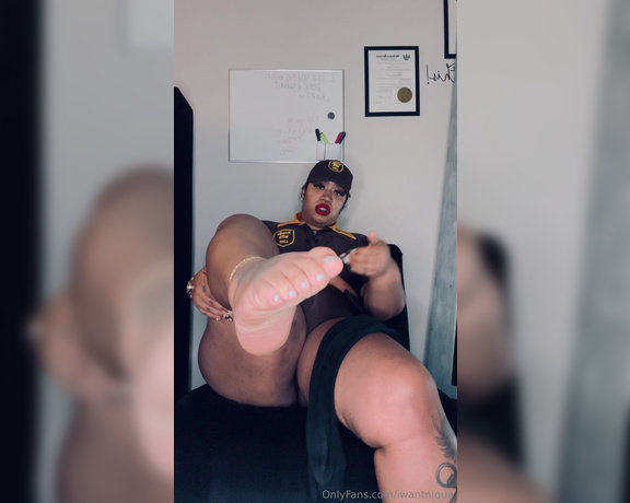 Iwantnique aka iwantnique OnlyFans - Nylon Knee High Removal  Can you be of assistance Can you help me help you