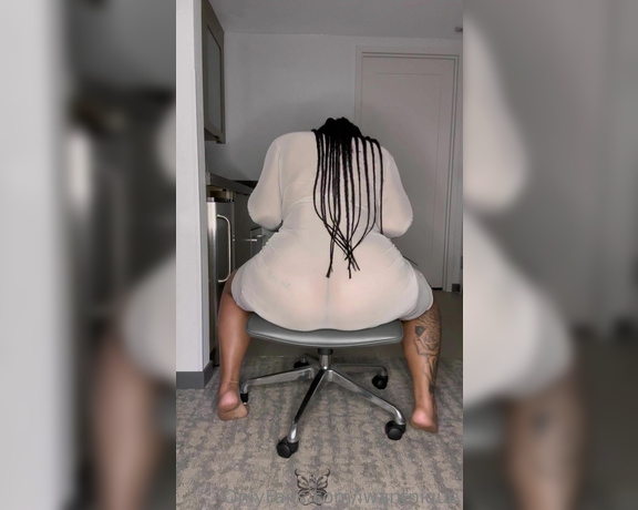 Iwantnique aka iwantnique OnlyFans - A different form of ass & soles! How you goin act you becoming my chair