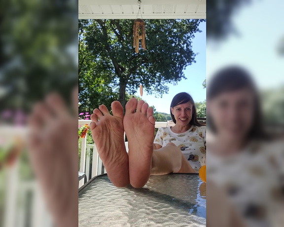 One lonely foot aka one.lonely.foot OnlyFans - Girls like feet, too!!