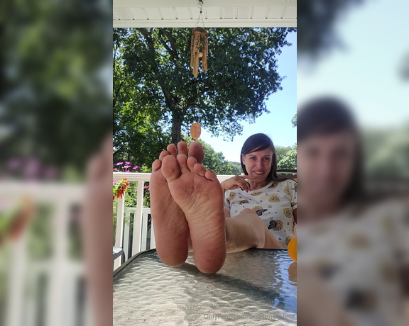 One lonely foot aka one.lonely.foot OnlyFans - Girls like feet, too!!