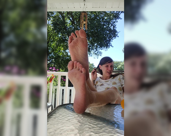 One lonely foot aka one.lonely.foot OnlyFans - Girls like feet, too!!