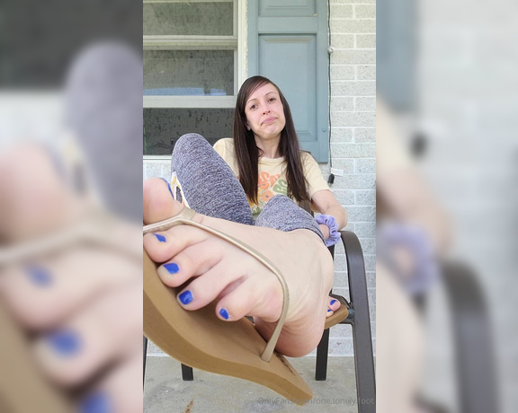 One lonely foot aka one.lonely.foot OnlyFans - Teasing you with my flip flips!