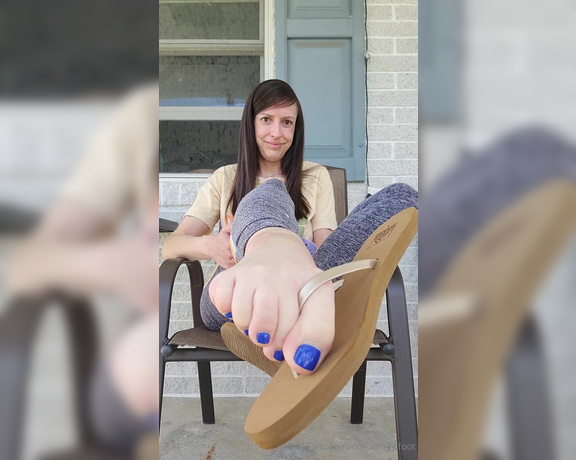 One lonely foot aka one.lonely.foot OnlyFans - Teasing you with my flip flips!