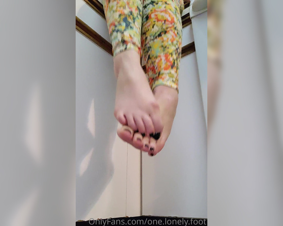 One lonely foot aka one.lonely.foot OnlyFans - Feet dangle clip