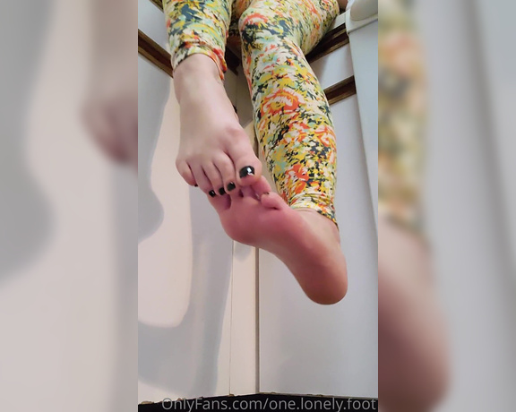 One lonely foot aka one.lonely.foot OnlyFans - Feet dangle clip