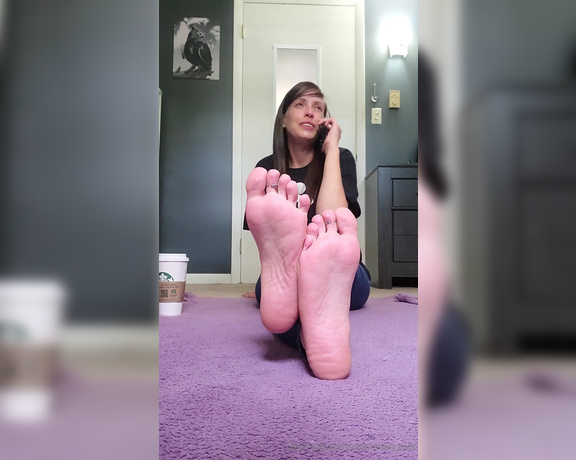 One lonely foot aka one.lonely.foot OnlyFans - Gossiping with my girlfriend while you watch