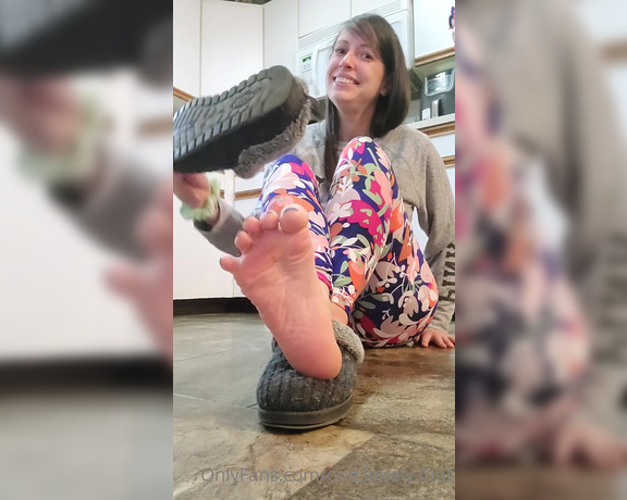 One lonely foot aka one.lonely.foot OnlyFans - Slipper removal