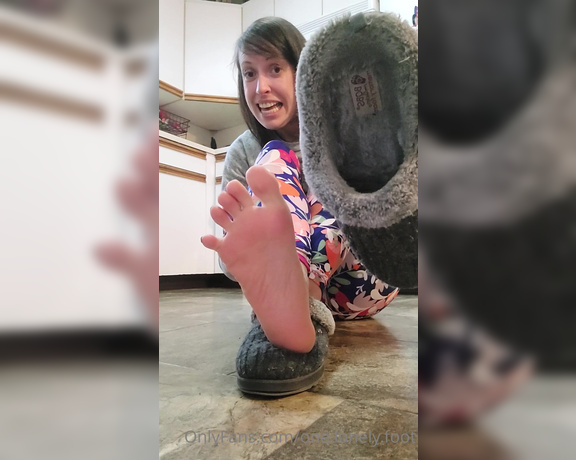 One lonely foot aka one.lonely.foot OnlyFans - Slipper removal