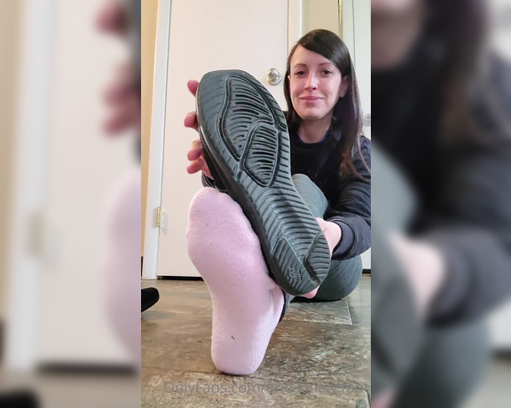 One lonely foot aka one.lonely.foot OnlyFans - Shoe and sock removal
