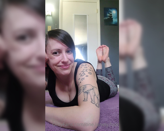 One lonely foot aka one.lonely.foot OnlyFans - Happy Easter! A simple pose clip! New nail coloand sexy, fun content coming soon!