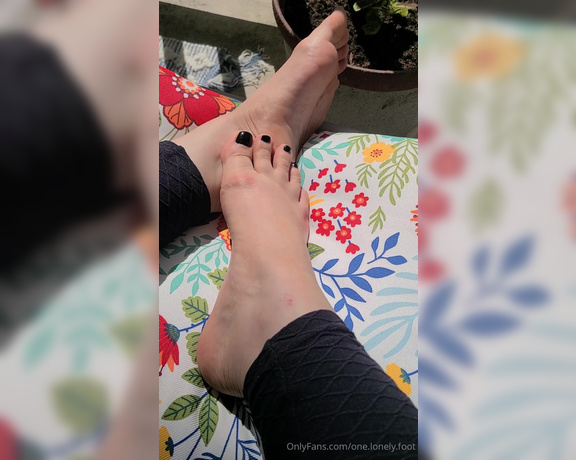 One lonely foot aka one.lonely.foot OnlyFans - My pretty feet in the sunshine