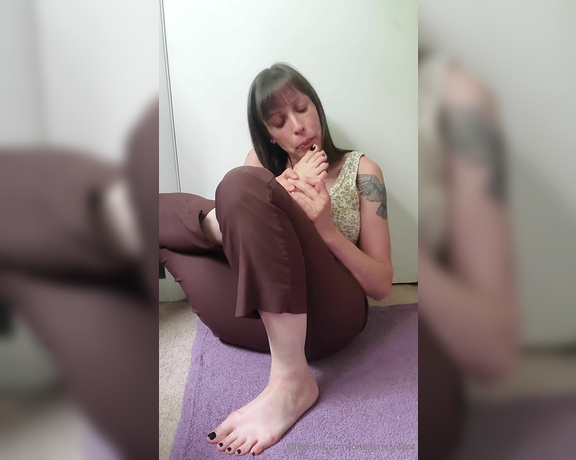 One lonely foot aka one.lonely.foot OnlyFans - Sucking my sweet toes