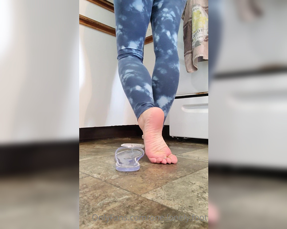 One lonely foot aka one.lonely.foot OnlyFans - Clear flip flops tease 4 min video