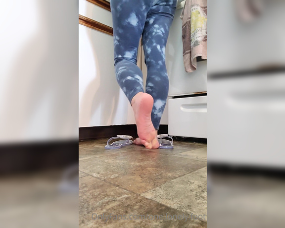 One lonely foot aka one.lonely.foot OnlyFans - Clear flip flops tease 4 min video