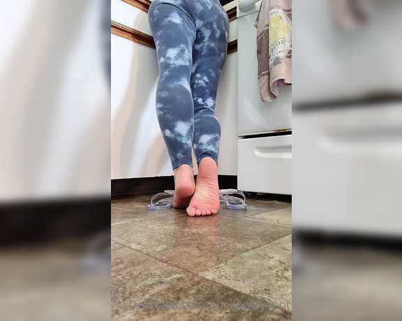 One lonely foot aka one.lonely.foot OnlyFans - Clear flip flops tease 4 min video