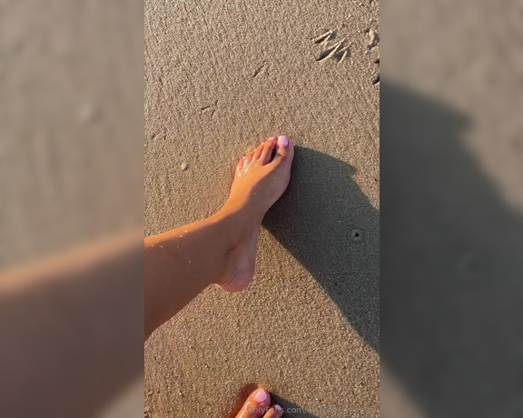 Solefully Serenity aka solefullyserenity OnlyFans - I love being on the beach but I’d love it even more with my toes