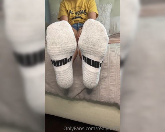 ReaLynn aka realynn87 OnlyFans - Smelly gym sock sole scrunching