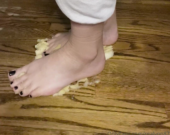 ReaLynn aka realynn87 OnlyFans - Squishing through my toes